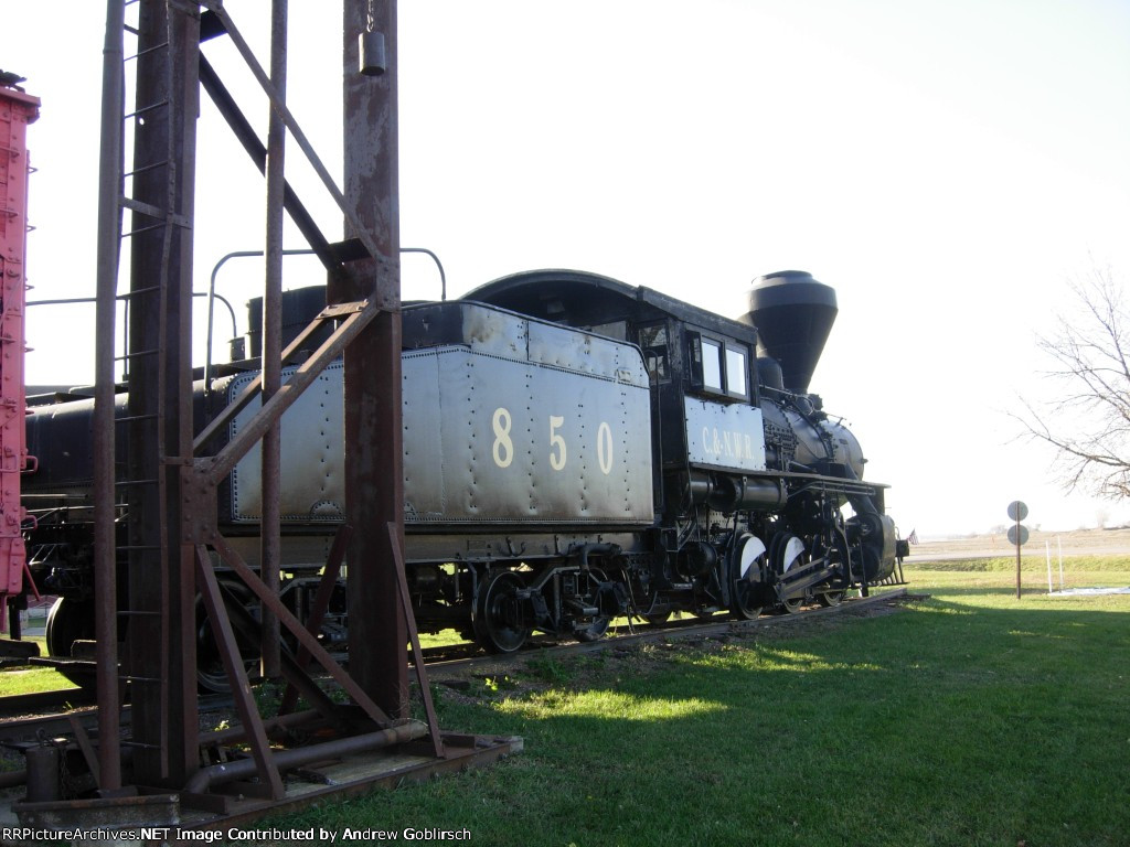 C&NWR 850 Right Side Behind